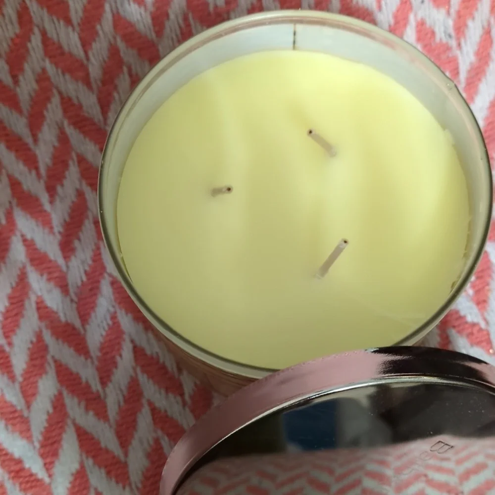 NWT BBW Bath and Body Works White Tea & Ginger 3-Wick Candle 14.5 oz - Picture 2 of 3